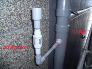 エアコン配管と雨樋の接続