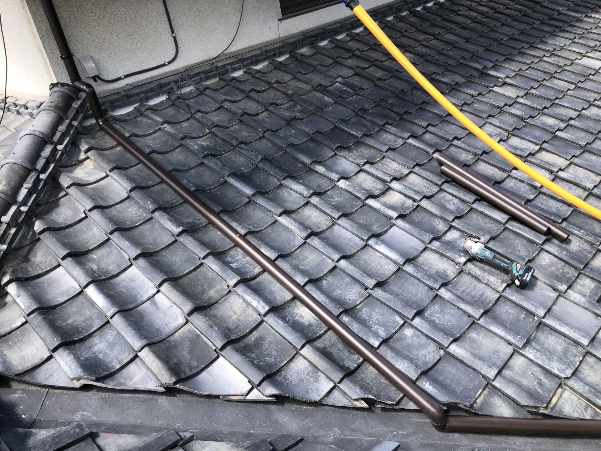 竪樋の取り付け