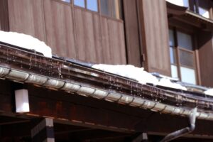 雨樋の上の雪が溶ける様子